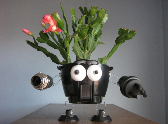 recycled-robo-planter-people-6 recycled robo planter people