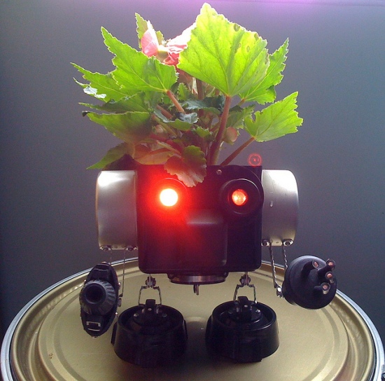 recycled-robo-planter-people-8 recycled robo planter people
