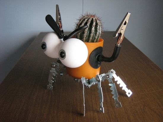 recycled-robo-planter-people-5 recycled robo planter people