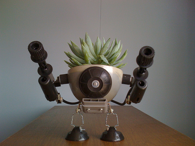 recycled-robo-planter-people-7 recycled robo planter people