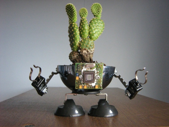 recycled-robo-planter-people-9 recycled robo planter people