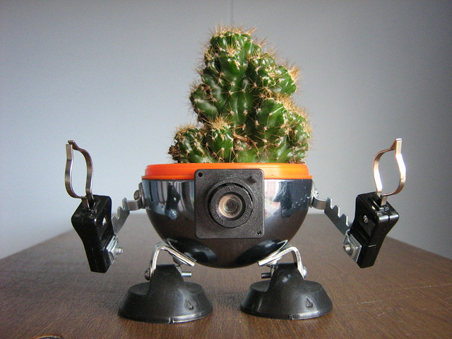 recycled-robo-planter-people-2 recycled robo planter people