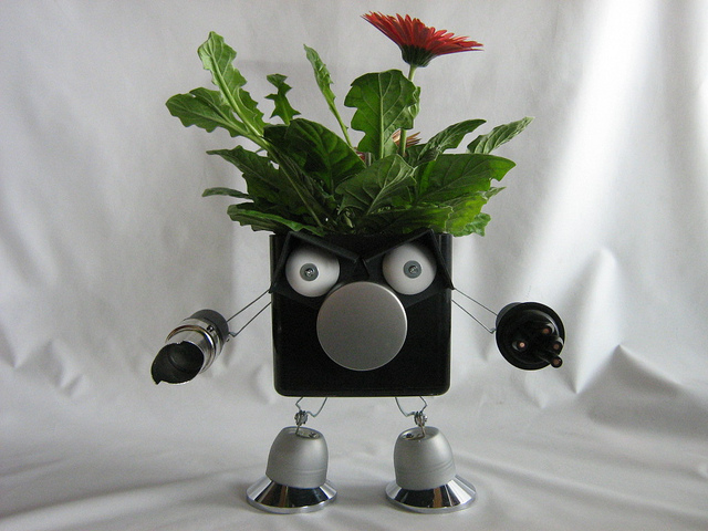 recycled-robo-planter-people-11 recycled robo planter people